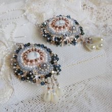 BO Angelique Marquise des Anges Haute-Couture ricamato con pietre preziose (cabochon di Howlite bianca), cristalli Swarovski e rocailles